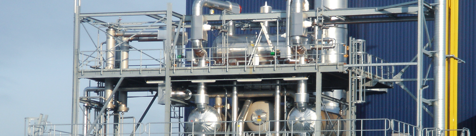 Ice condensation vacuum system in the steel structure of an edible oil production plant